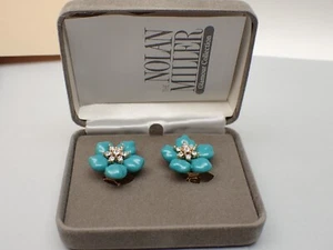 Pendientes con clip Nolan Miller azul turquesa flor estrás caja de terciopelo 1-1/8" - Imagen 1 de 8