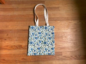 Handgefertigte Tragetasche, komplett gefüttert, blau Blumenmuster, Upcycling - Bild 1 von 3