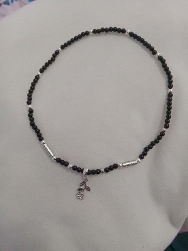 VETEMENTS Girocollo con perline nere con accenti in argento e ciondolo fiore in argento