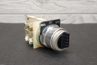 Square D Class 9001 Type KA-1 Selector Switch 3-Position Maintained 120V - Image 1 of 4