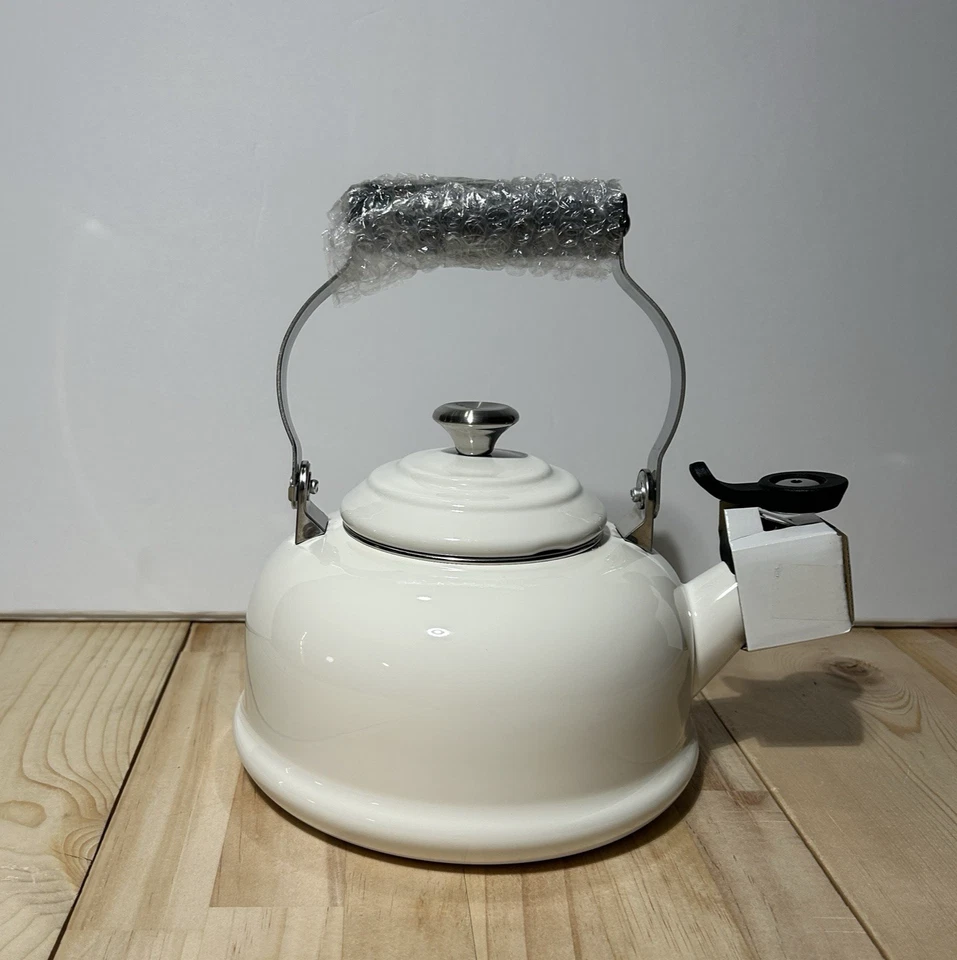 Tetera Le Creuset esmaltada en acero 1,7 cuartos silbante en blanco - Nueva Foto 1 de 4