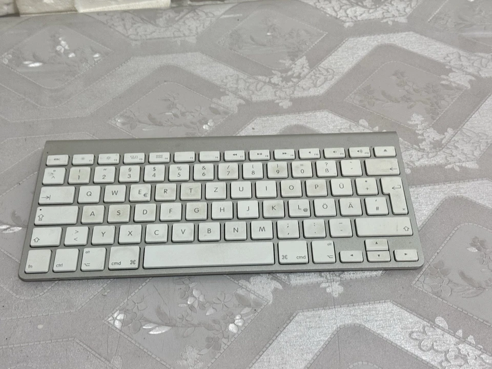 Apple Magic Keyboard A1314 - Kabellose Bluetooth Tastatur - Silber (MC184D/A) - Bild 1 von 3