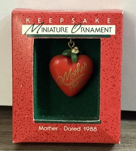 Hallmark Miniatura Árbol de Navidad Adorno Madre 1988 Mamá Corazón Rojo Muérdago - Imagen 1 de 3