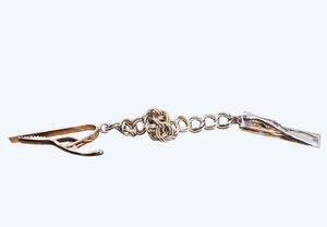 Clip de cadena de suéter vintage dorado con diseño de nudo de amor y clips texturizados - Imagen 1 de 3