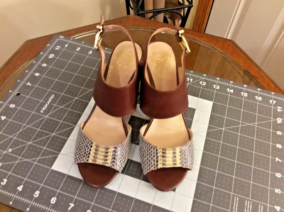 Sandalia Vince Camuto con tiras de cuero marrón tacón grueso para mujer talla 6,5 M Foto 1 de 4