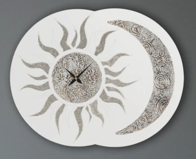 Orologio da Parete Muro Moderno Laccato Bianco Decorato a Mano Design Sole Luna - Immagine 1 di 4