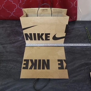 VBX Nike Swoosh Paper Retail Shopping Bags Confezione da 25 con Manico 16x13x6 Marrone Kraft - Foto 1 di 5