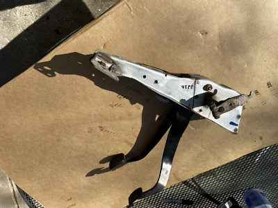 1993 GEO TRACKER SUZUKI SIDEKICK CLUTCH & BRAKE PEDAL ASSEMBLY - Image 1 of 4