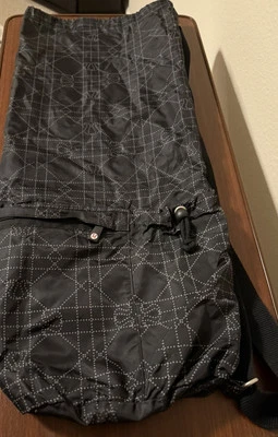 Bolso Estera de Yoga LULULEMON Negro Logo Estampado Repetitivo Correa para el Hombro Bolsillos con Cremallera Foto 1 de 4