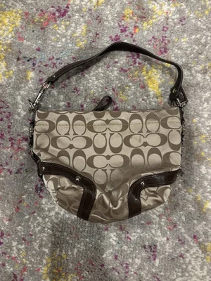 Bolso de hombro vintage Coach Carly Signature de lona caqui y cuero marrón Foto 1 de 4