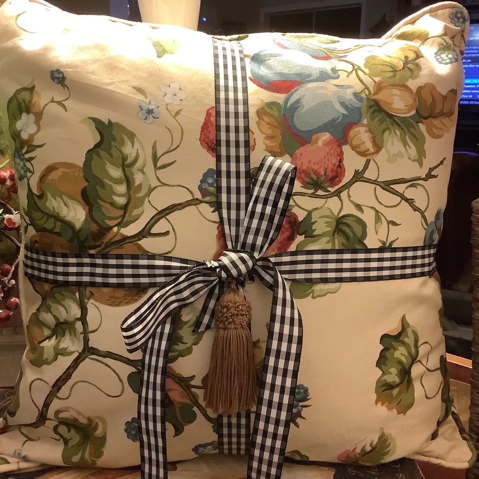 Hermosa almohada de frutas/bayas/ciruelas/bayas azules~ con cinta a cuadros blanca y negra Foto 1 de 4