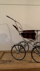 Puppenwagen Vintage mit rotkariertem Muster, sportlich, 1960 er Jahre - Bild 1 von 4