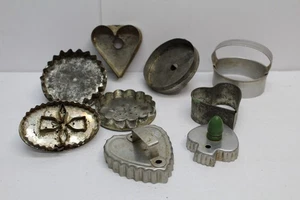 Lotto 9 pezzi tagliabiscotti in latta vintage - Foto 1 di 5