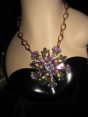 COLLAR BLING Y FLORES DE COLOR PÚRPURA Y COBRE BLING BLING BLING BLSEY JOHNSON PRIMAVERA Foto 1 de 4