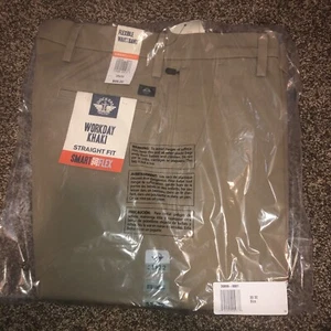 NWT Dockers Men's Workday Khaki Straight Fit Tan 33x32 - Picture 1 of 4