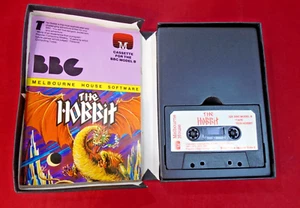 Originalverpackt, Das Hobbit-Spiel, Eichel BBC B Mikrokassette & Handbuch Melbourne House - Bild 1 von 8