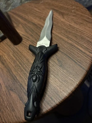 CUCHILLO MANGO NEGRO ARAÑA HOJA CON CLIP CINTURÓN CUERO Foto 1 de 4