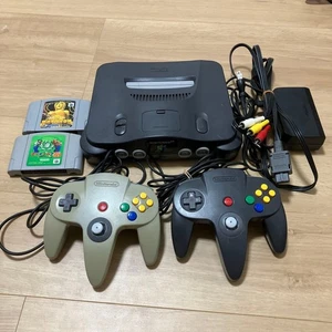 [Tested] Nintendo 64 Console Lot – 2 Systems, 2 Controllers & 2 Games Set - Picture 1 of 9
