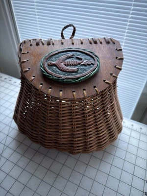 Cesta de pesca de mimbre vintage rústica tapa y gancho tallado cabaña pescador Foto 1 de 4