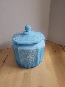 Tarro de galletas de galletas Mayfair rosa abierta de colección azul y blanco con remolino de vidrio de leche - Imagen 1 de 6