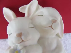 221. Estatuilla de conejo de porcelana HOMCO 1990 ME AMA dos abrazos - Imagen 1 de 6