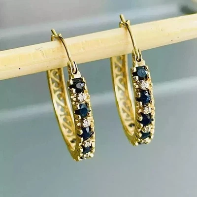 Pendientes de aro de boda redondos simulados de zafiro azul de 2 quilates enchapados en oro amarillo de 14 quilates Foto 1 de 4