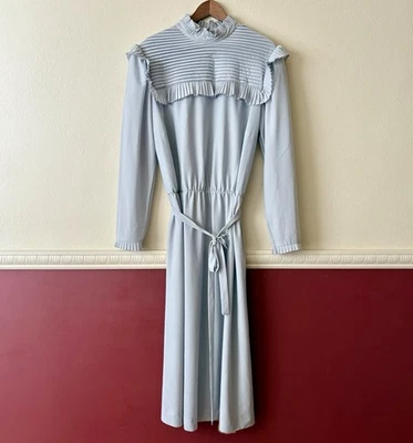 Винтажное женское миди-платье 70-х XL со складками кокетка с оборками на шее жемчужно-серое полиэстер - Изображение 1 из 4