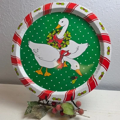 Bandeja de lata de Navidad caprichosa de colección corona de acebo de ganso borde de bastón de caramelo verde rojo Foto 1 de 4