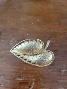 Vintage BSK Textured Gold Tone Leaf Brooch Pin B.S.K. Signed Brushed Finish - Picture 1 of 6