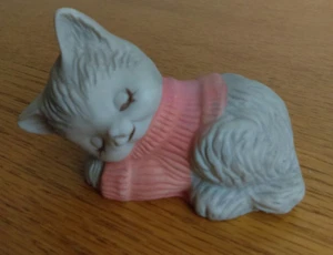 Small Sleeping White Kitten with Pink Shirt Ceramic Porcelain Miniature Figurine - Picture 1 of 6