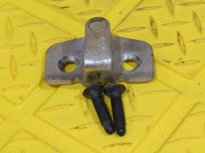 2001-2002 Saturn L200 OEM pestillo de puerta placa de golpeador con juego de tornillos 01 02 Foto 1 de 3