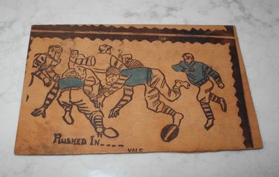 Tarjeta postal de cuero de exhibición de recuerdo apresurado en fumble de la universidad de fútbol americano de 1906 Foto 1 de 2