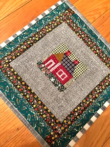 Gesteppte Tischauflage ein Haus in der Mitte, maschinengenäht 11,5 x 12,5, neu - Bild 1 von 9