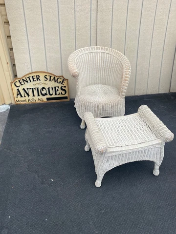 64470   PIER 1 Victorian Style Corner Chair with Matching Stool Bench ottoman Cover