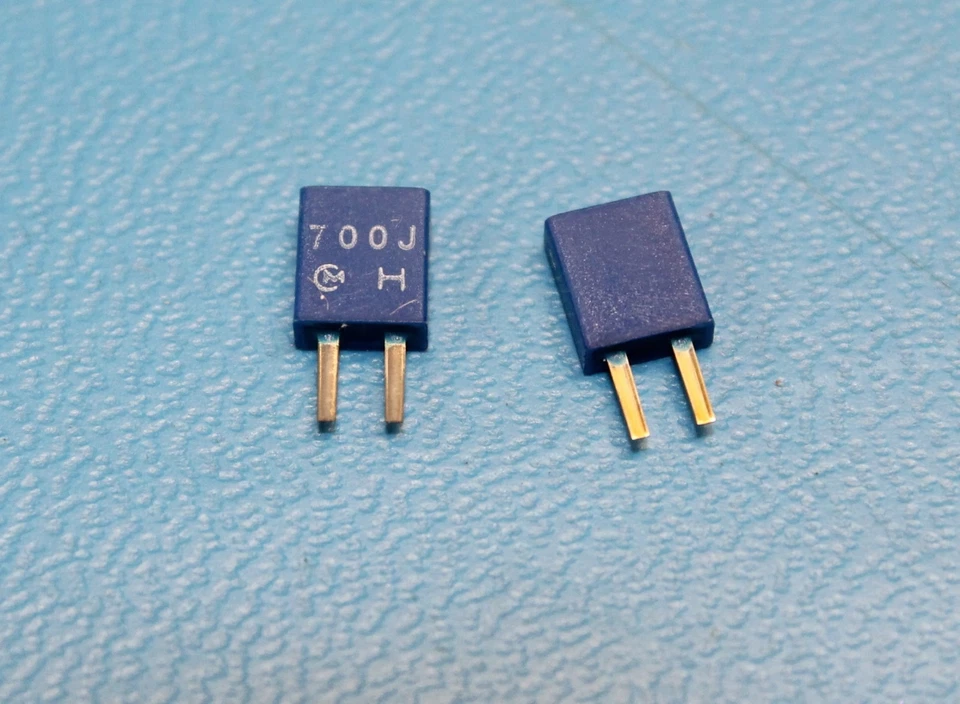 Resonador MURATA CSB700J 700KHZ .1ls j=agujero pasante en línea piezas nuevas Cantidad-25 Foto 1 de 1