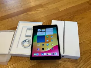Apple iPad MK663LL/A 9th Gen 64GB iOS 16.5 Silver Tablet Wi-Fi Only Bundle USB - Picture 1 of 8