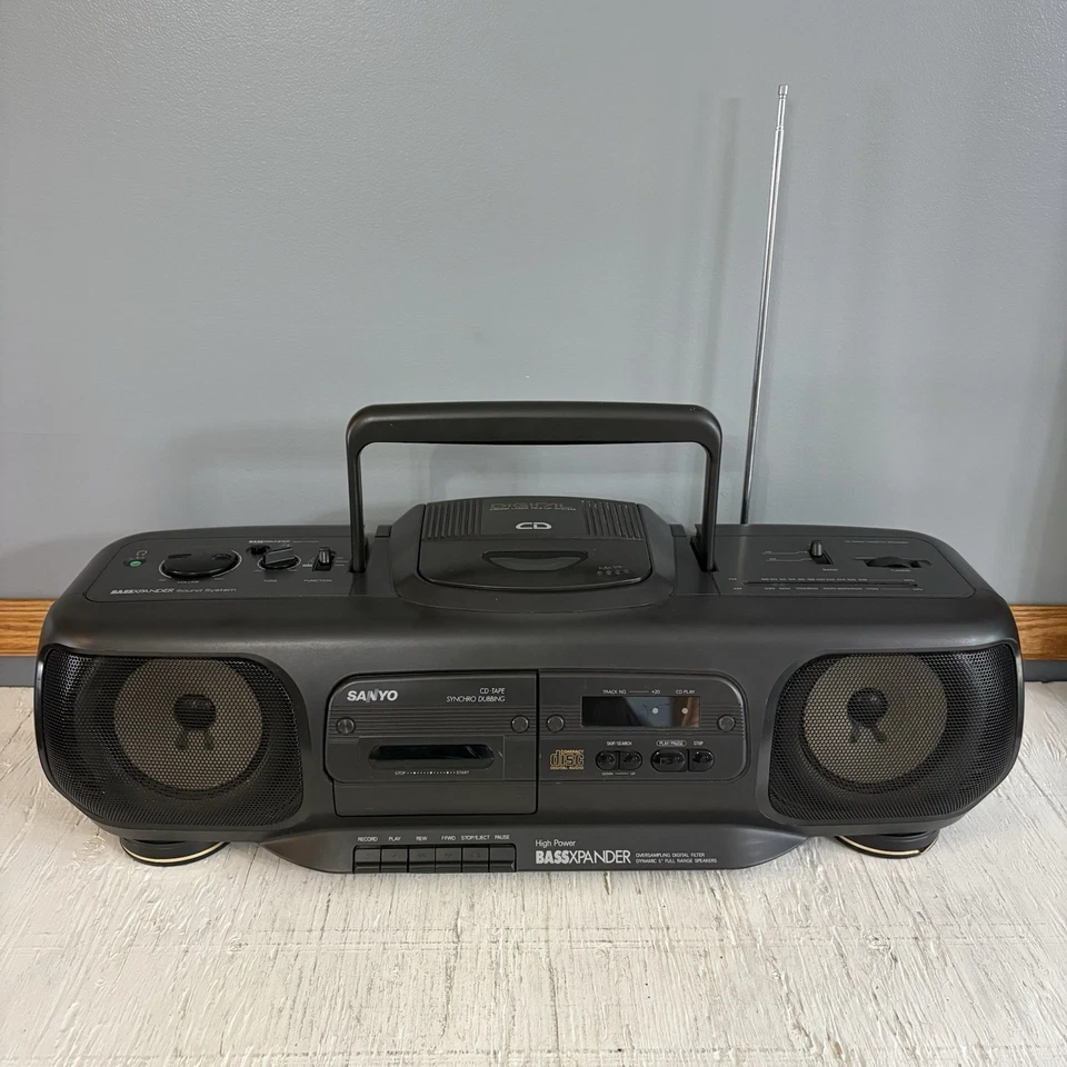 Sanyo MCD-Z15 Reproductor de CD AM/FM Radio Cassette CD BassXpander Boombox Estéreo Foto 1 de 4