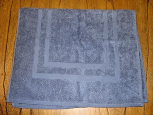 NUEVA Alfombra de Baño Wamsutta Micro Algodón NUEVA 34" X 21" Denim Azul Marino - Imagen 1 de 2