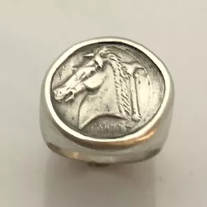 ANILLO CABEZA DE CABALLO DE PLATA ESTERLINA MJG. MONEDA ROMANA. 37 gr. TALLA 10. ECUESTRE. - Imagen 1 de 8