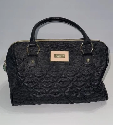 Cartera/bolso Betsey Johnson acolchado estampado de labios negro con detalles dorados Foto 1 de 4