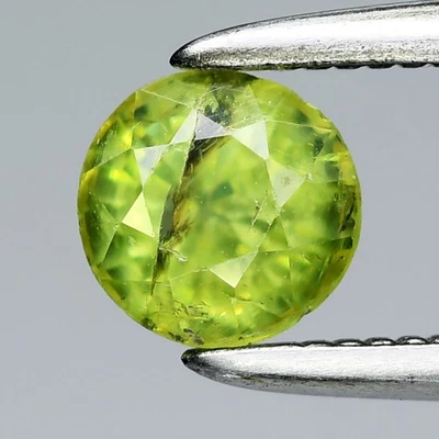 💎 0.58ct 4.3mm Round Natural Green Demantoid Garnet - Africa Gemstone - Image 1 of 4