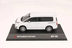 Kyosho 1:43 MITSUBISHI Delica D:5 white diamond Dealer ver. SRG10046W - Picture 1 of 3