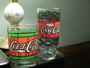 Coca-Cola ~ Buntglas Muster TRINKGLÄSER + 1990 Tischläufer Herdlappen - Bild 1 von 14