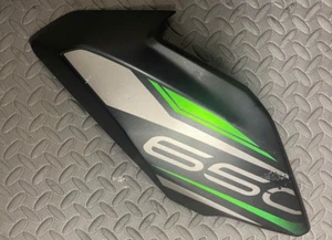 ECOPE LATERALE DROITE KAWASAKI Z650 NOIR/VERT REF: 491330020 - Photo 1/3
