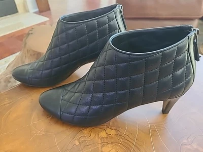 CHANEL Black Interlocking CC Quilted Chelsea Ankle Boots Heel Pre-owned 39 - Image 1 of 4