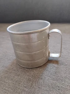 Taza medidora graduada vintage de aluminio de una taza con mango  - Imagen 1 de 5