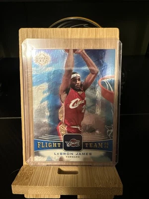 2004-05 Upper Deck - Equipo de vuelo LeBron James #FT45 Foto 1 de 2