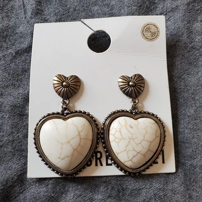 Pendientes de corazón de magnesita crema de Forever 21 nuevos con etiquetas Foto 1 de 4