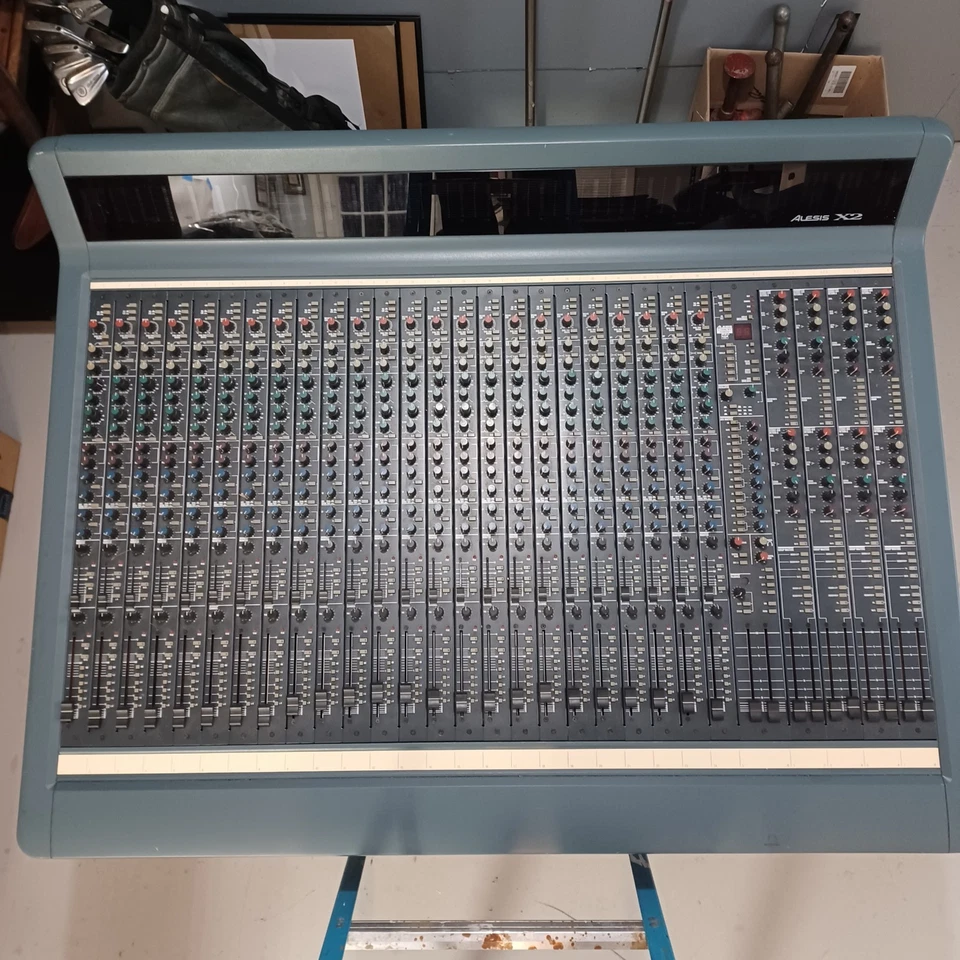 Consola de mezcla estéreo analógica Alesis X2 24 canales 8 bus Foto 1 de 4