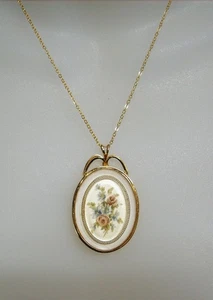 Vintage 16" Necklace Gold Tone Oval Pendant White Cream Enamel Flower Statement - Picture 1 of 6